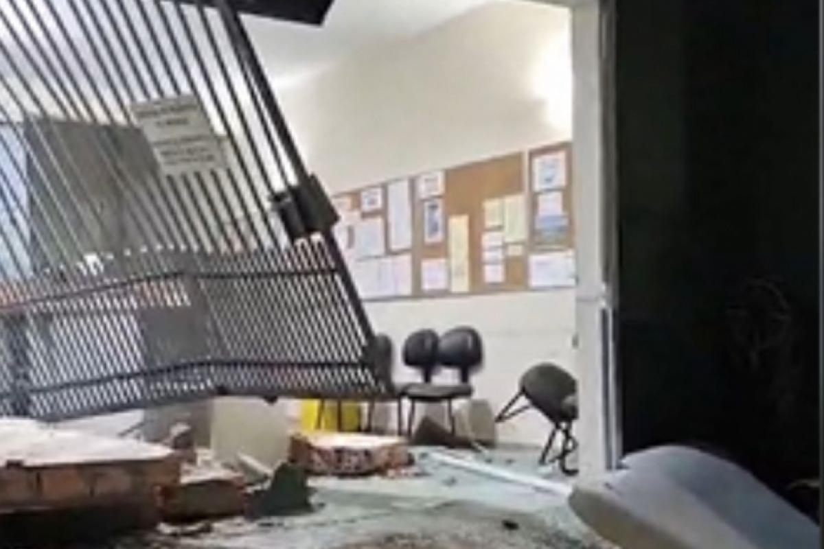 Destruiu o cartório após demora em liberar o divórcio