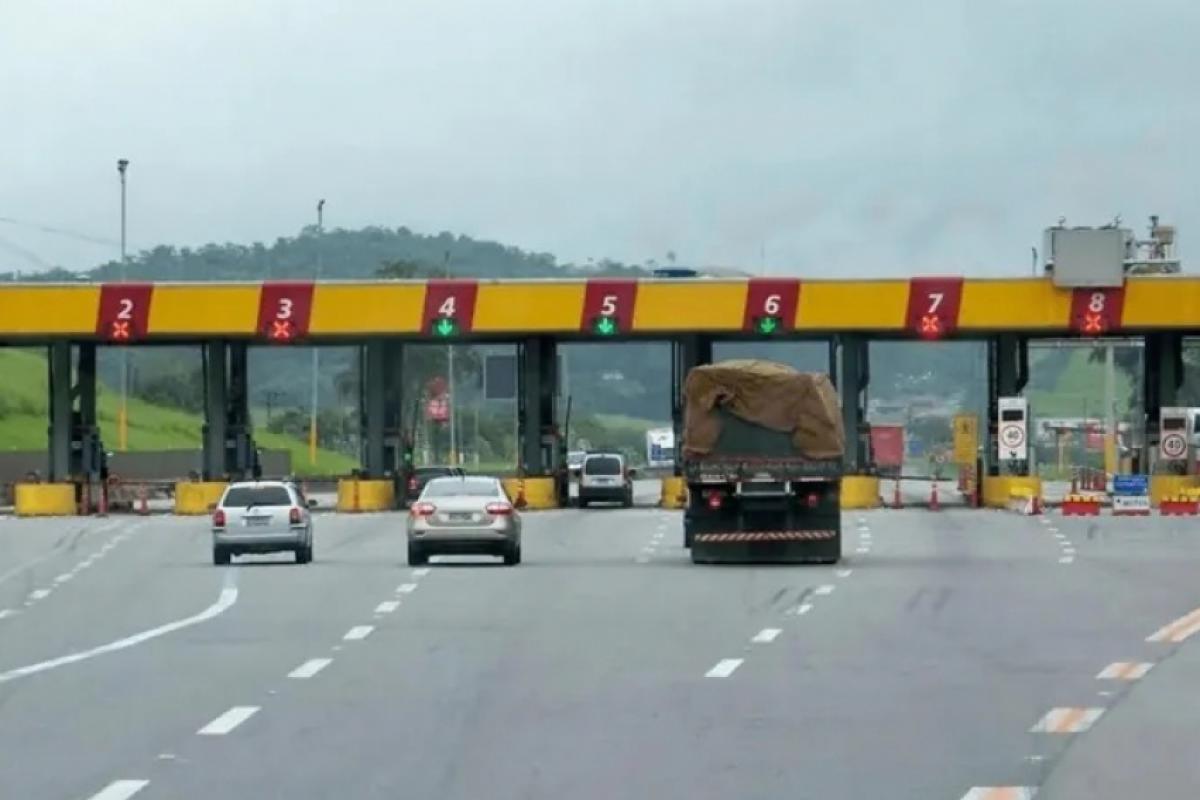 Praça de pedágio na Via Dutra, no Vale do Paraíba