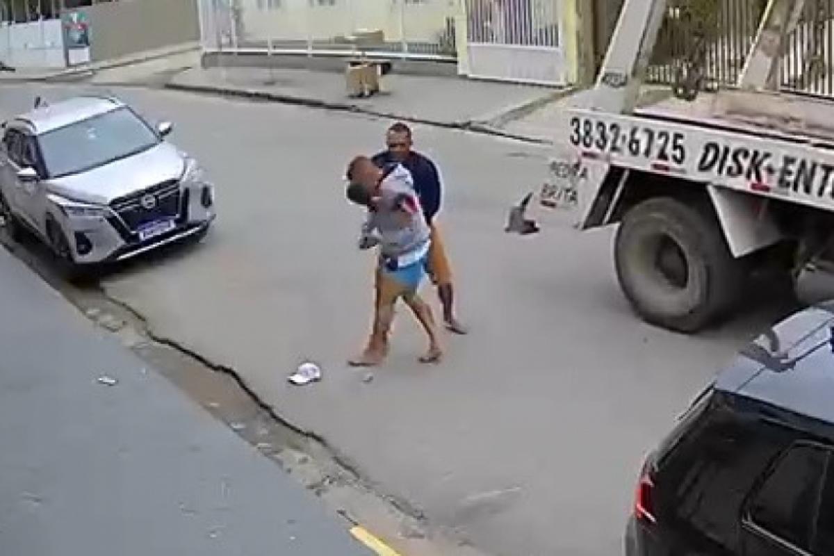 Homem foi rendido por popular