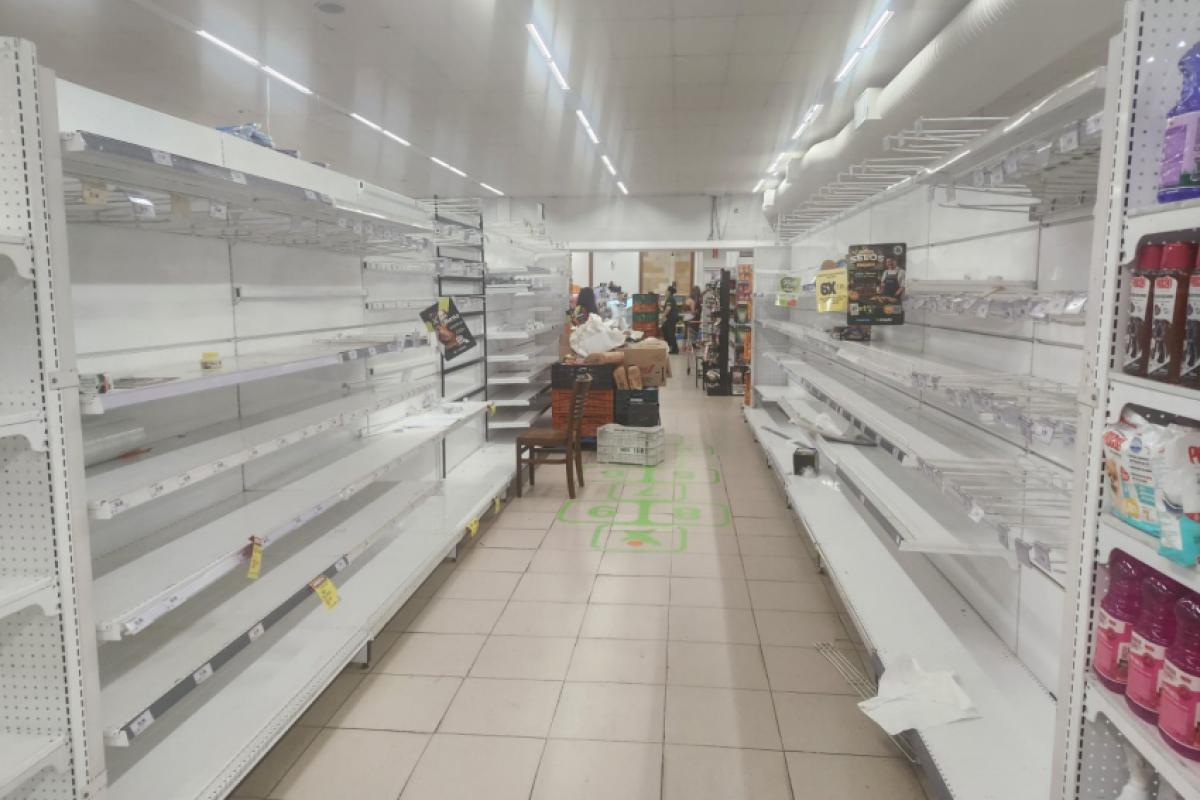 Com algumas prateleiras vazias, o supermercado encerra as atividades no sábado (30)