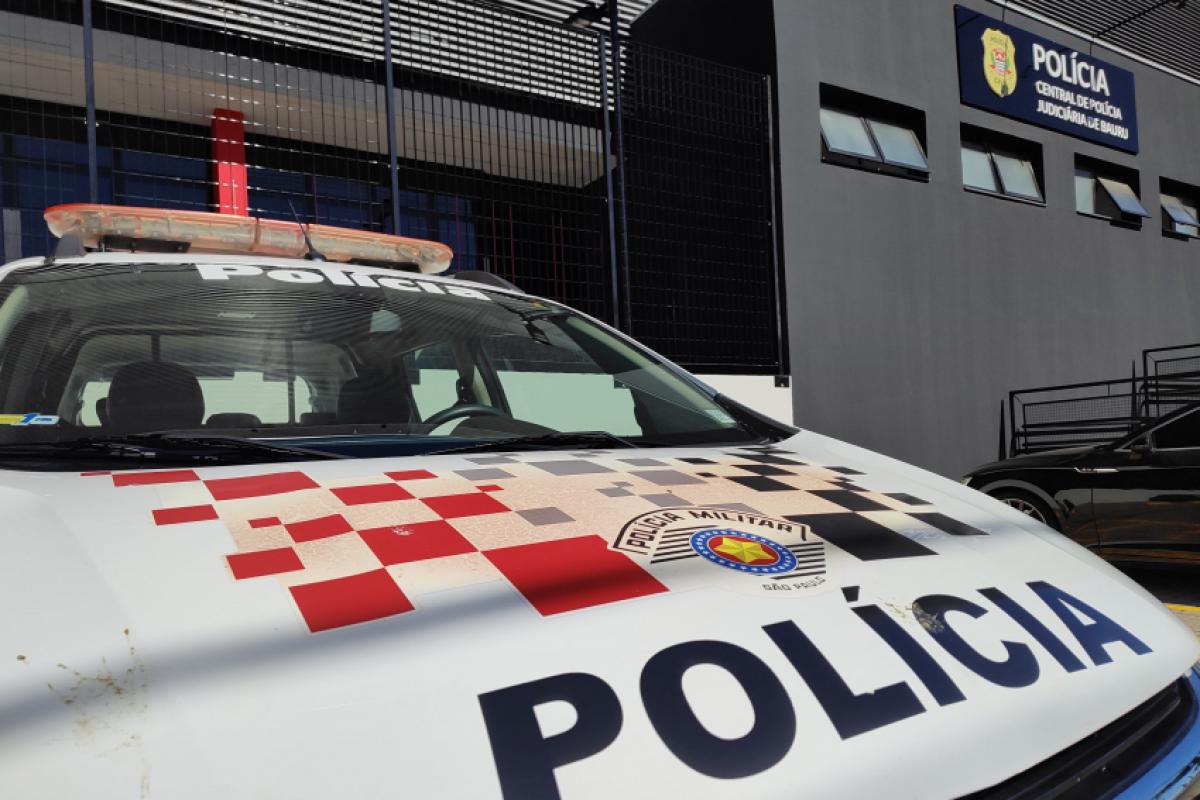 Viatura da PM no Plantão Policial da Vila Cardia