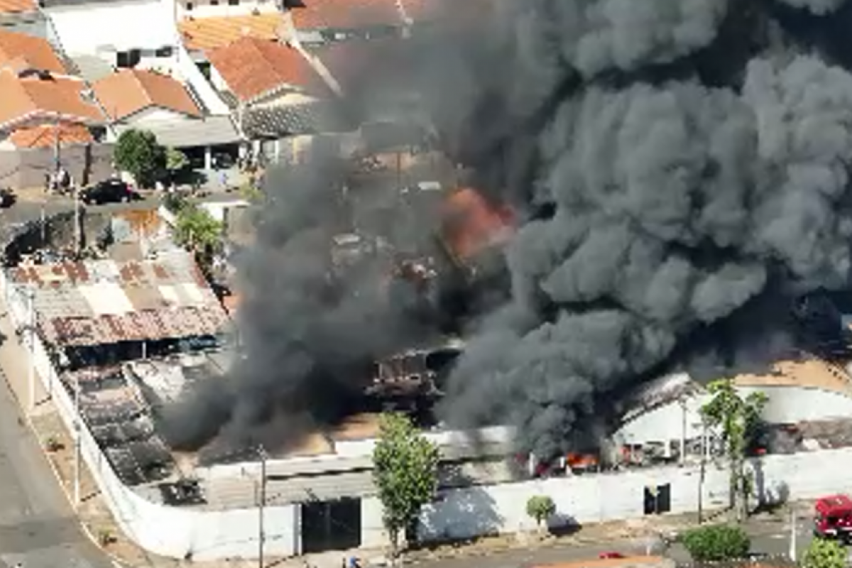 Incêndio começou por volta das 9h desta quinta-feira (28)