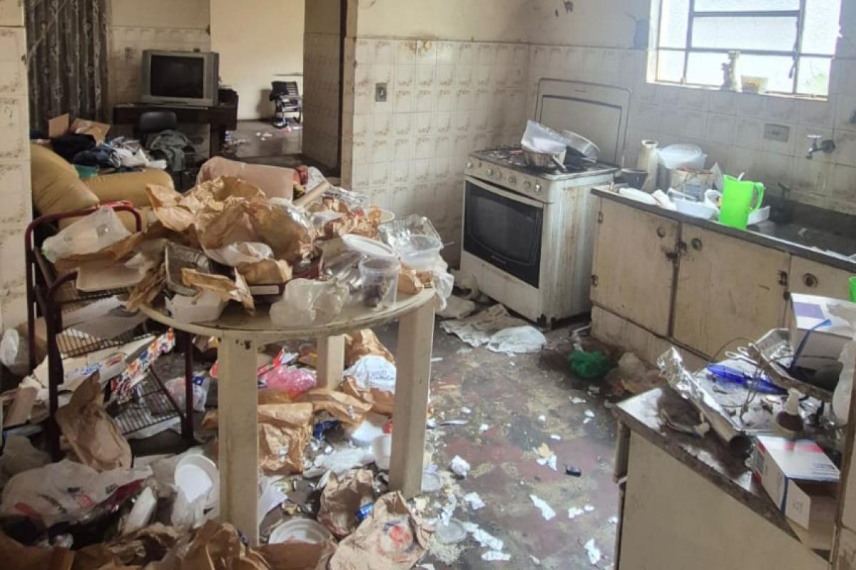 Além das condicões precárias e do lixo na casa, o homem estava com o fêmur fraturado.