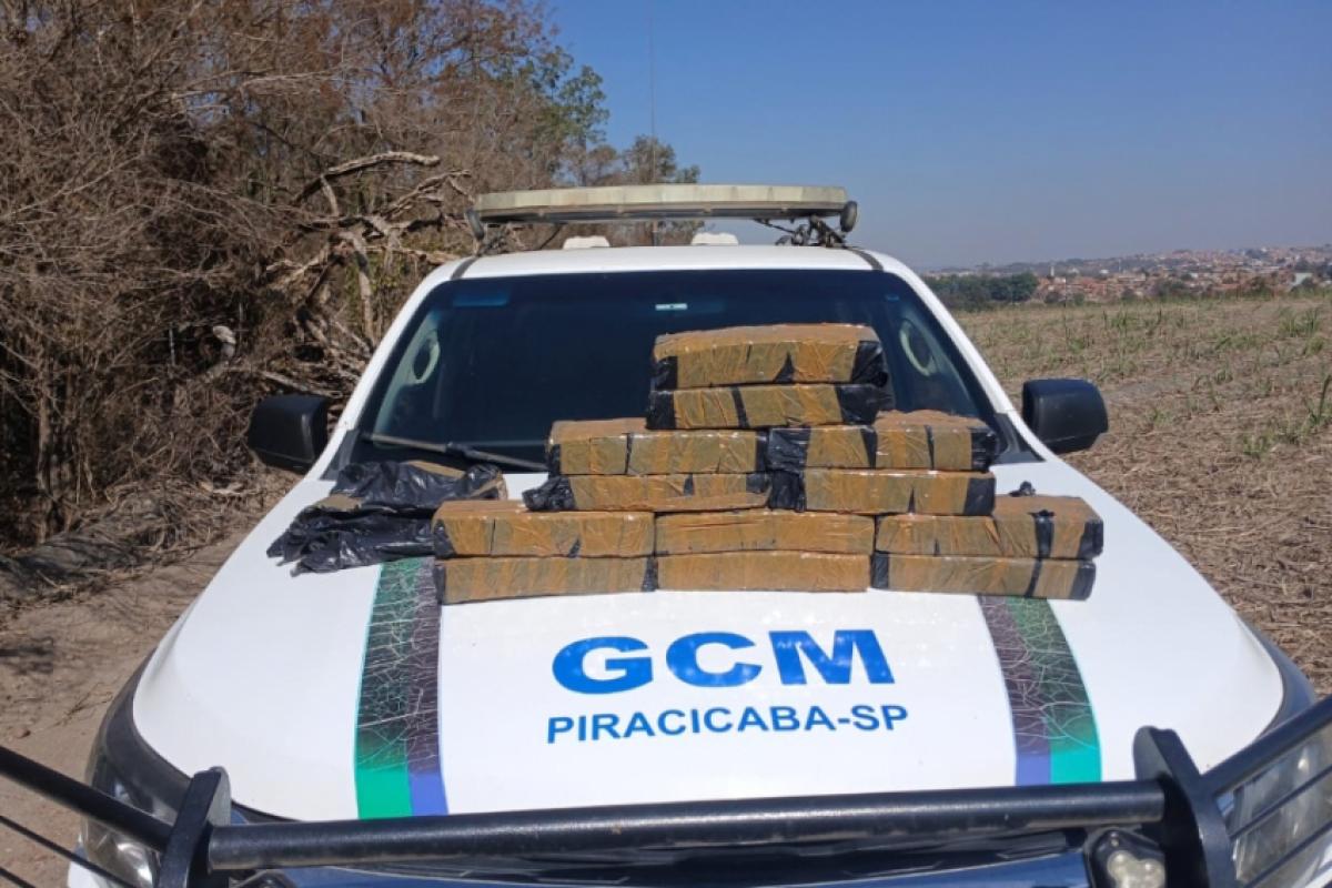 As drogas foram apreendidas e encaminhadas à delegacia.