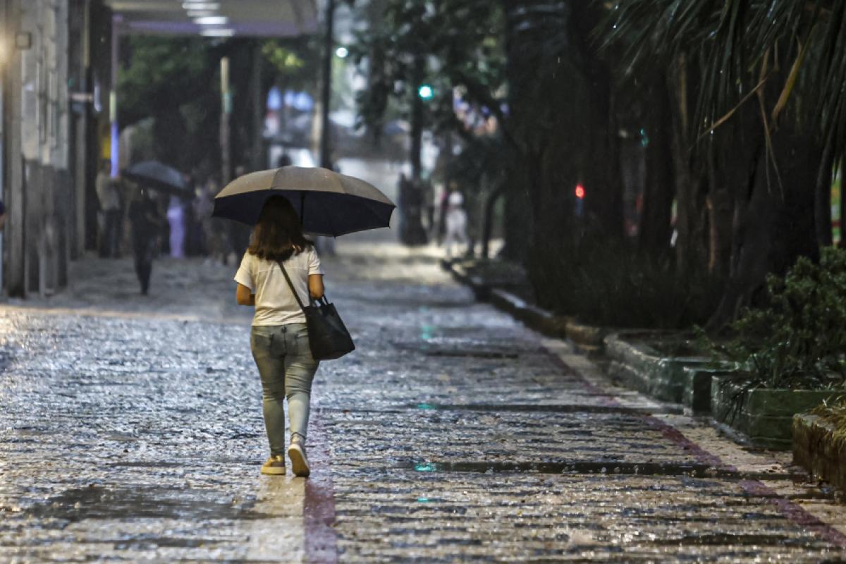 Capital e litoral de São Paulo tiveram noite de tempo instável e com chuva, que pode acontecer novamente