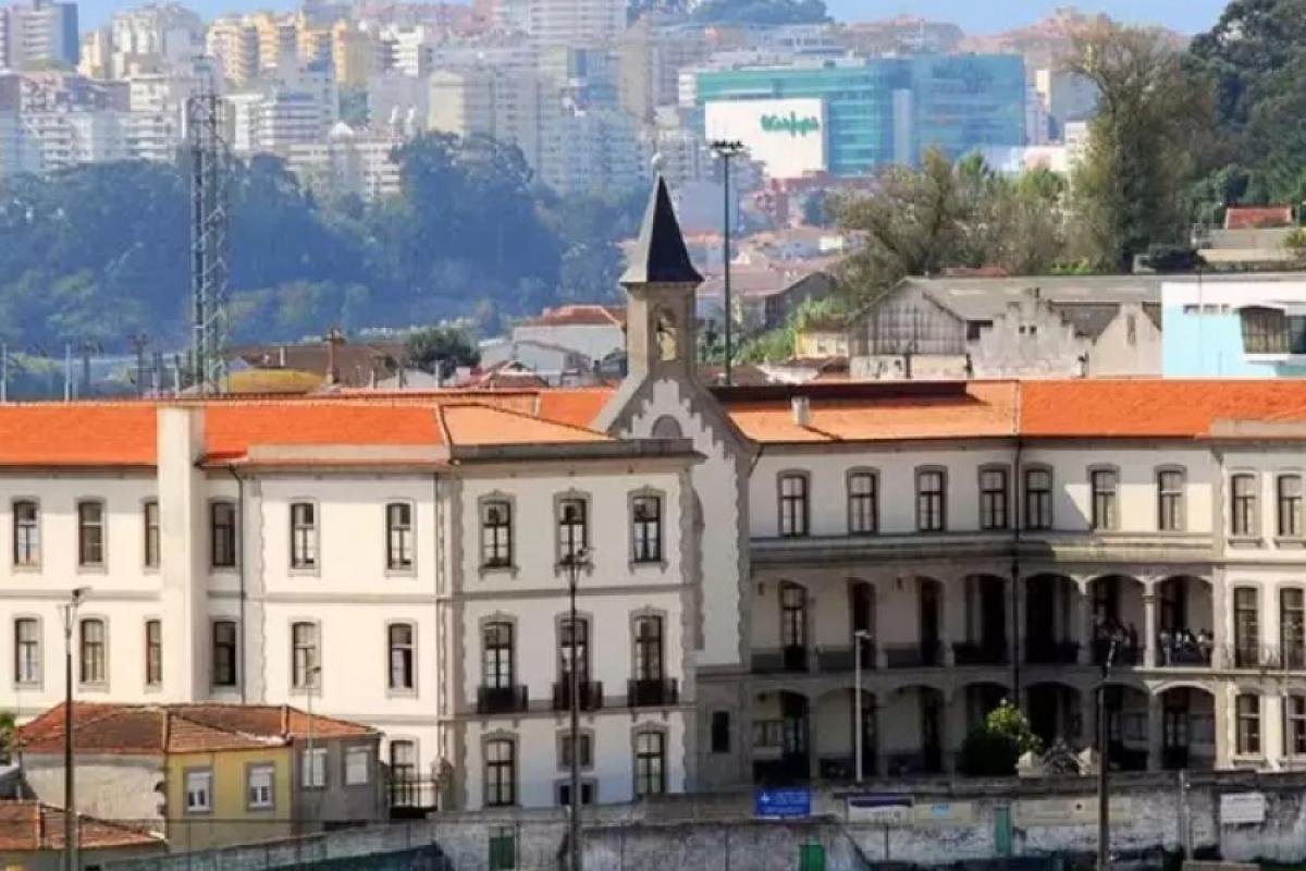 A vítima foi encontrada inconsciente após a mulher, que perdeu o equilíbrio, cair sobre ele e ficar presa entre a cama e a parede 