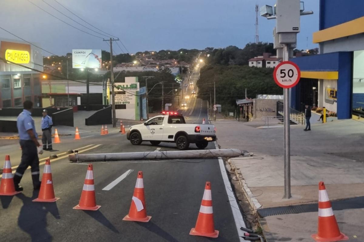 O poste de energia alimentava o radar de velocidade