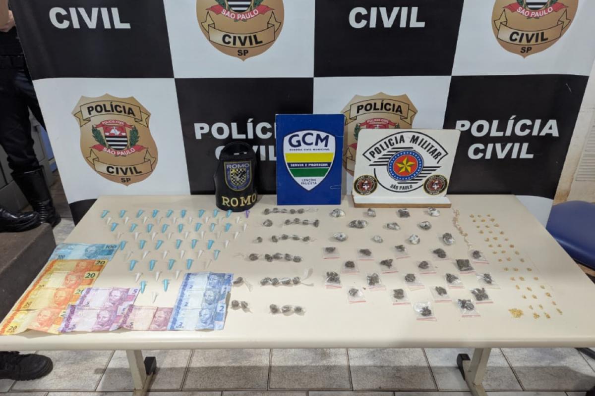 Policiais civis e militares e guardas civis municipais apreenderam 60 pinos com cocaína, 54 pedras de crack e 61 porções de maconha 
