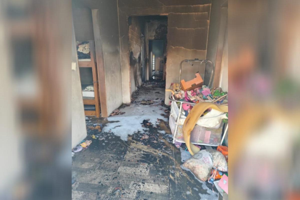 Fogo consumiu móveis, roupas e outros objetos da família que vivia no local