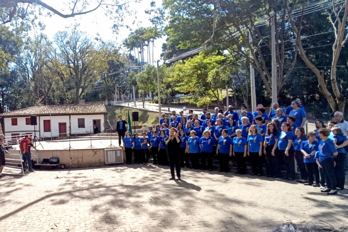 Sob a regência da maestrina Cíntia Pinotti, as vozes do coral se uniram ao som das águas do rio Piracicaba.