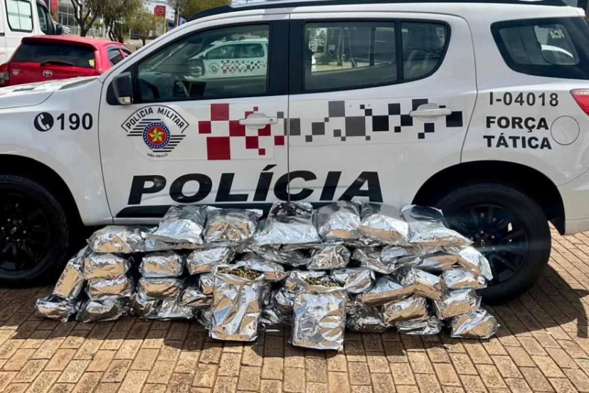 A droga estava dentro de um veículo que trafegava na rodovia Castelo Branco, em Espírito Santo do Turvo