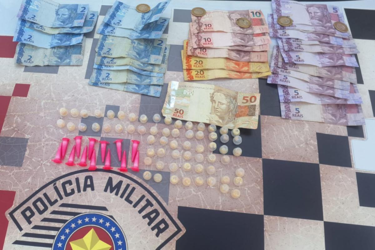 As drogas foram apreendidas e apresentadas na delegacia.