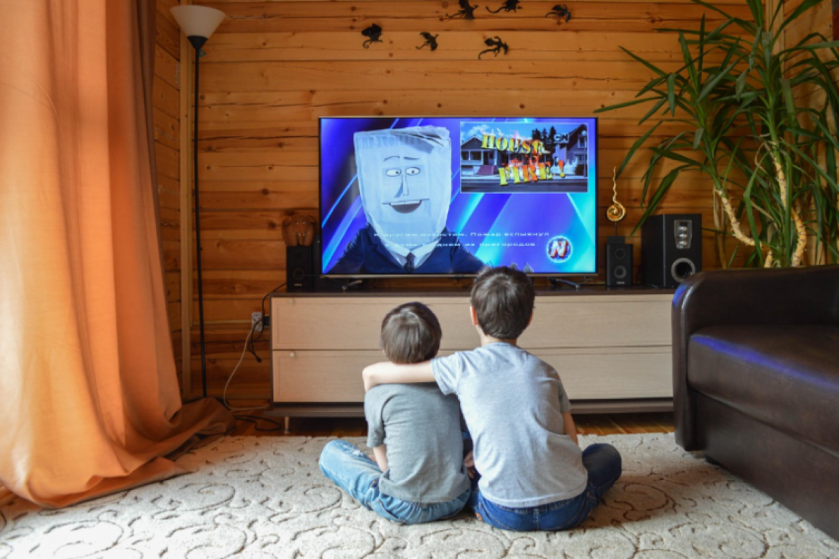  40% e pais ou responsáveis pesquisados afirmam que as crianças passam mais tempo do que deveriam assistindo TV ou usando celulares e computadores