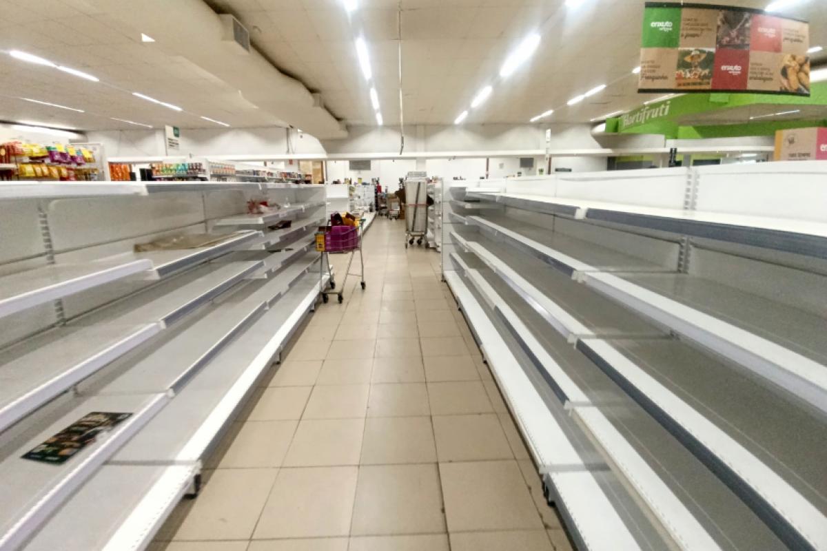 Prateleiras vazias e incompletas entristecem clientes em Piracicaba.