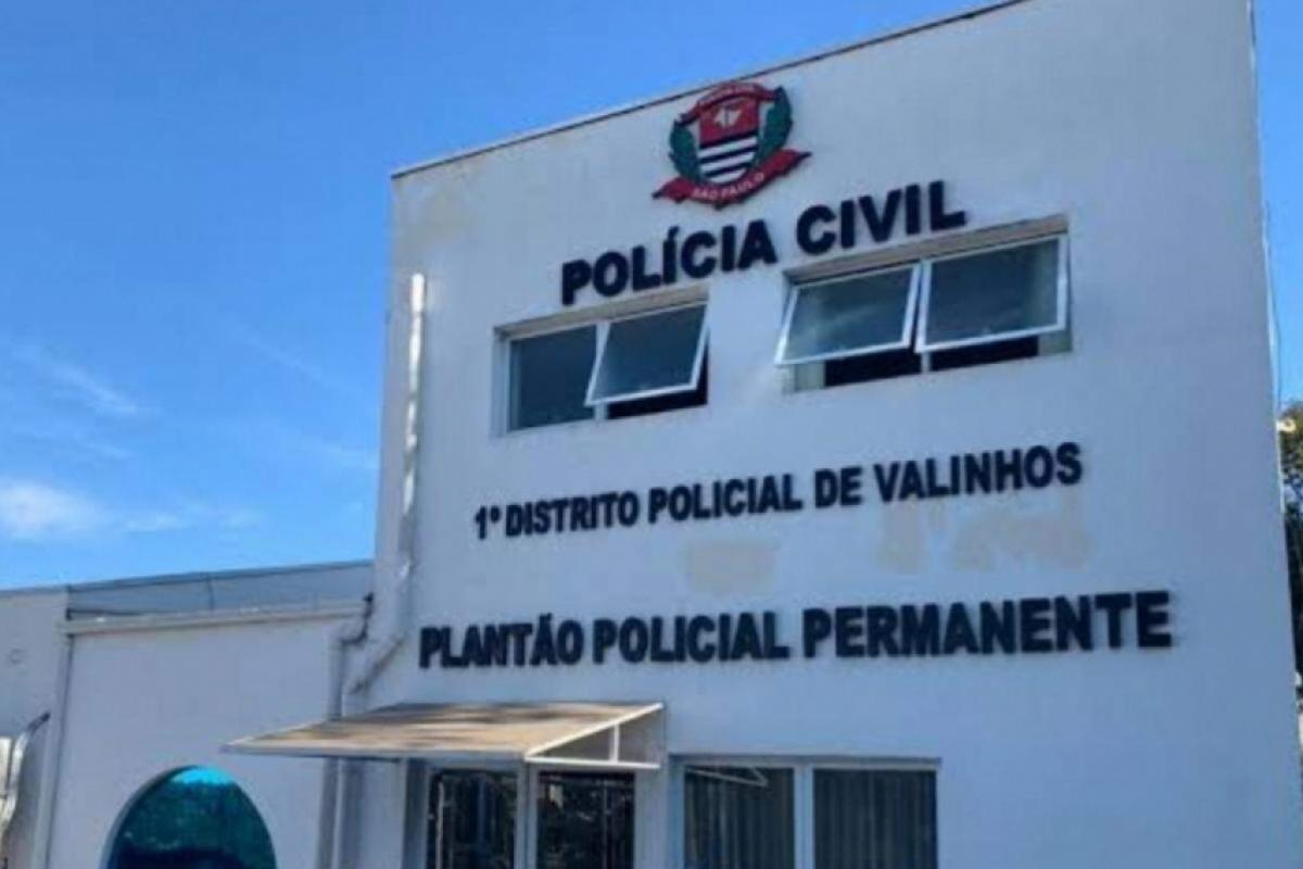 Mulher é encontrada morta dentro de casa em Valinhos; polícia trata o caso como homicídio e procura vizinho identificado como principal suspeito.