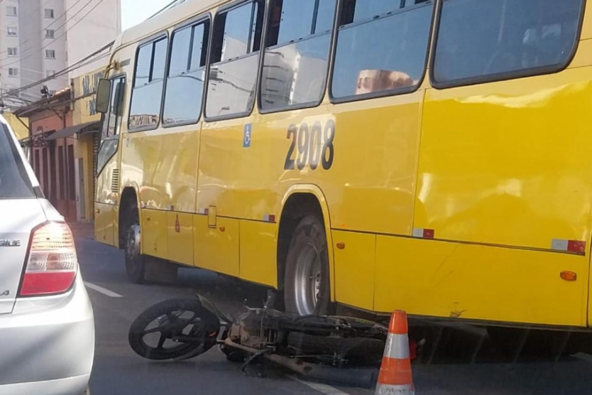 O idoso foi atingido por uma motocicleta, que foi parar embaixo do coletivo e ficou destruída após o choque