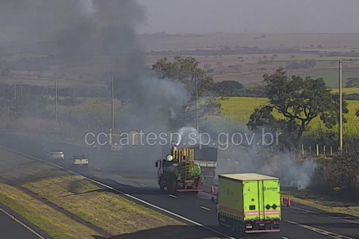 Fumaça consumiu rapidamente reboque da carreta. Motorista conseguiu se salvar.