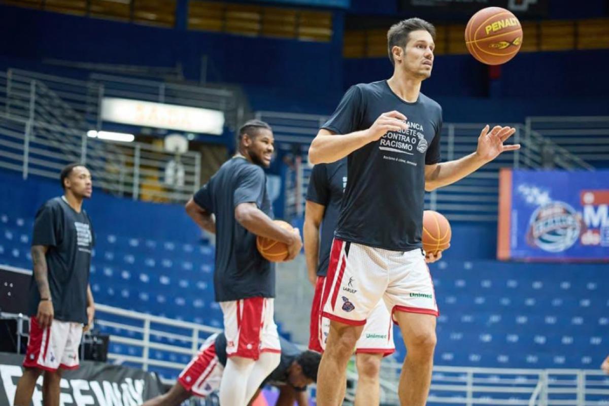 No destaque, Rafael Mineiro, com outros atletas do Sesi Franca Basquete durante o treinamento