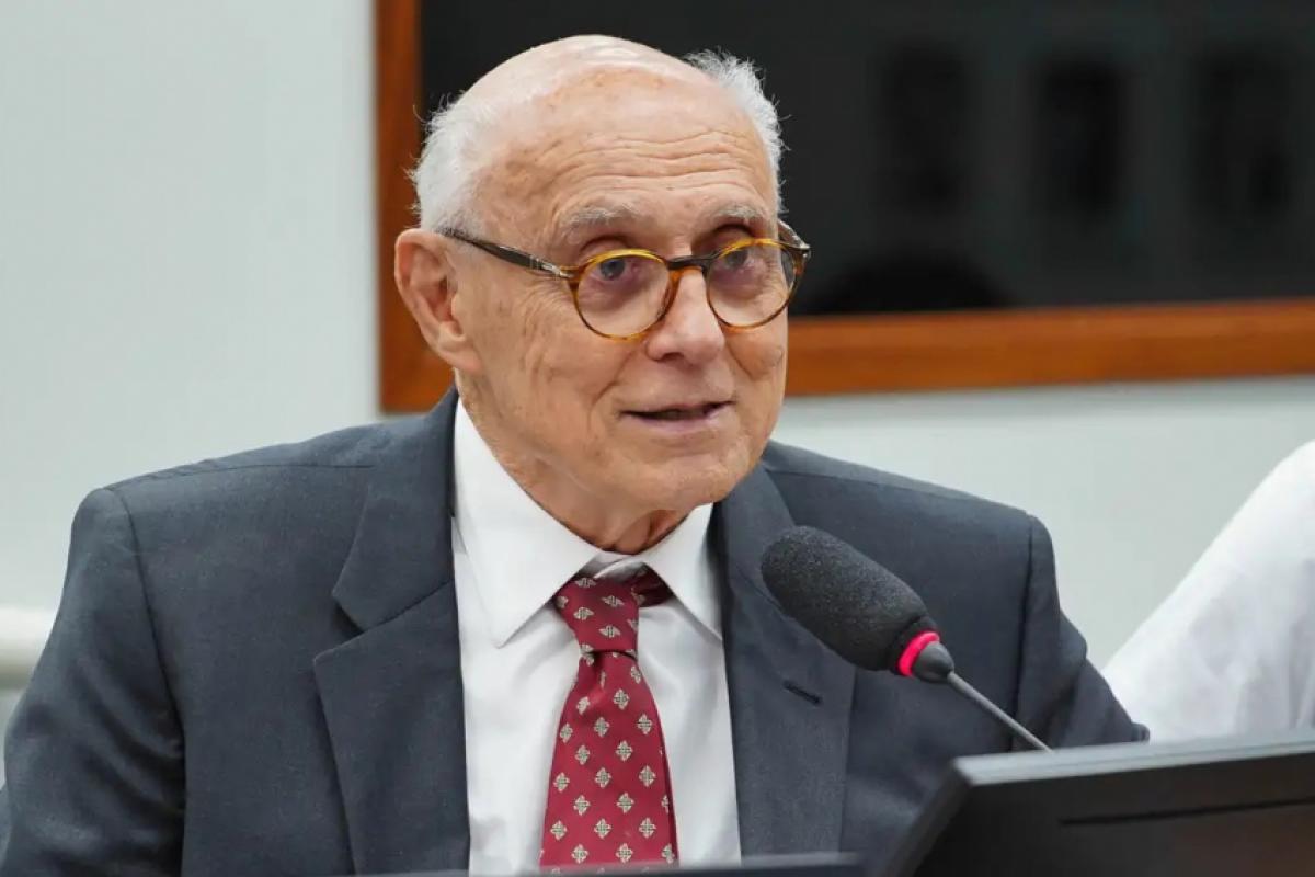 Segundo boletim divulgado pela equipe médica, Suplicy está 'lúcido, orientado, estável e se alimentando normalmente' 