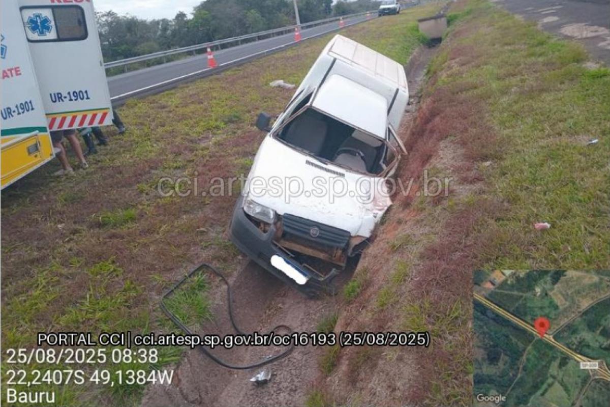 Fiorino chocou-se contra defensa metálica no acostamento, retornou para a rodovia e, na sequência, ingressou no canteiro central e atingiu uma canaleta