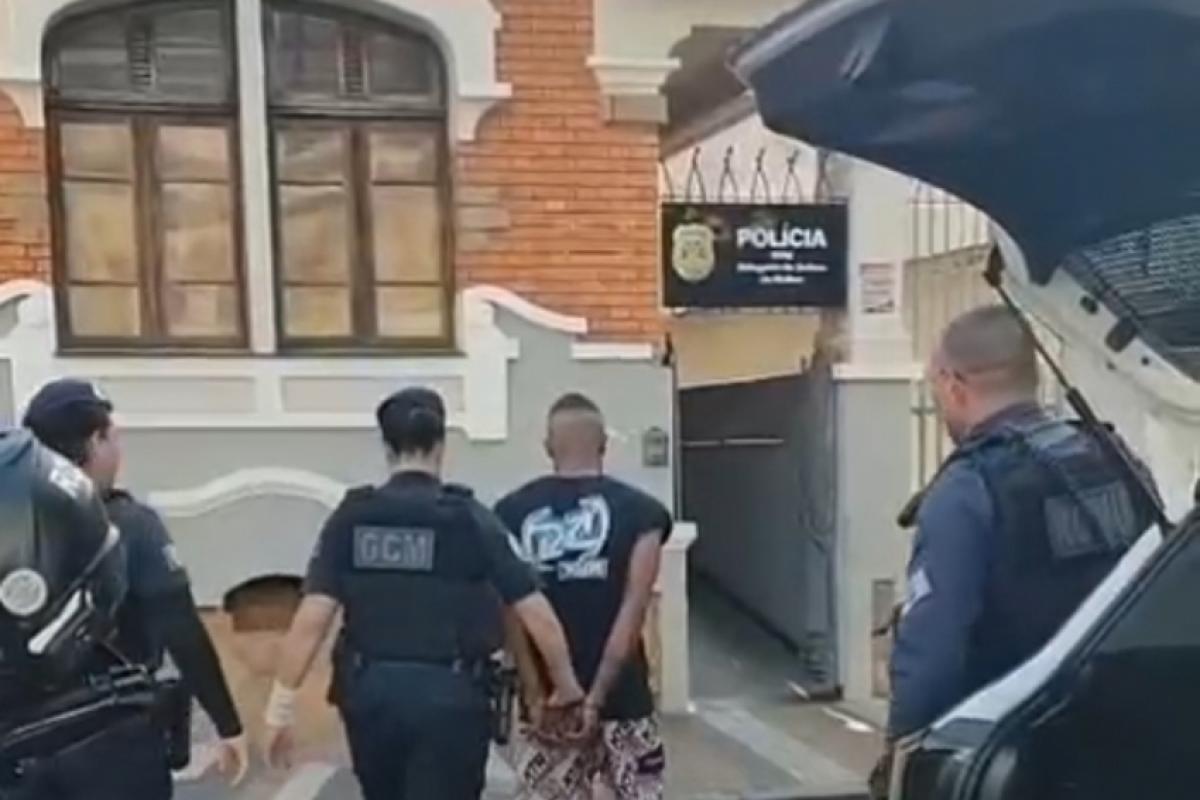 O indivíduo foi preso e conduzido à Delegacia de Defesa da Mulher.