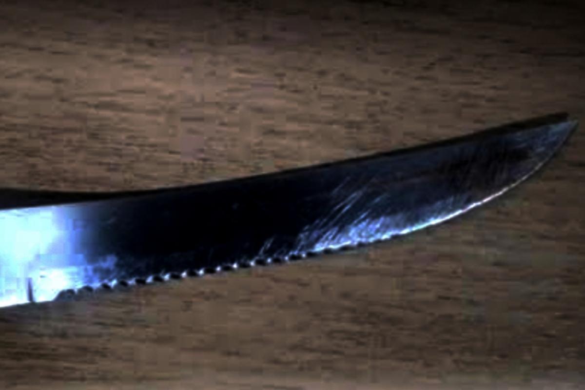 O homem foi detido e a faca apreendida na residência.