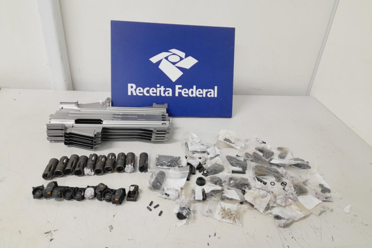 Receita intercepta remessa dos EUA com peças escondidas em objetos comuns.