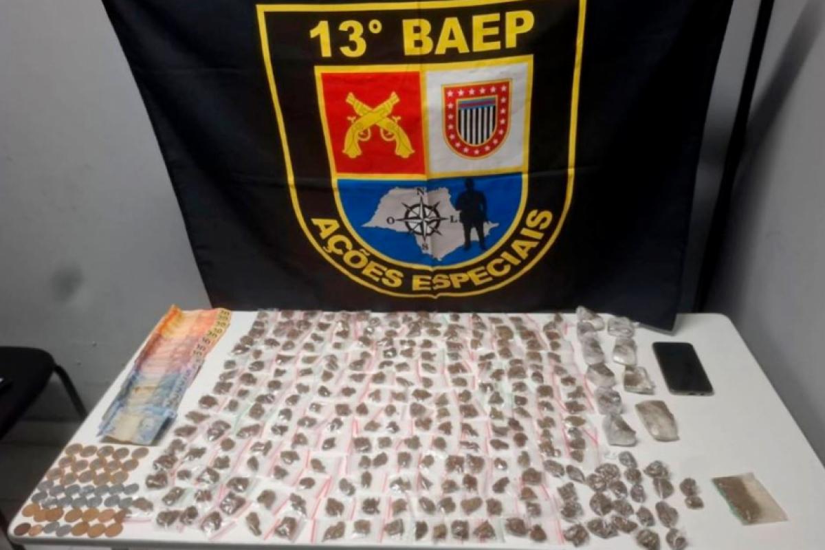 Droga apreendida pelos policiais com o casal 