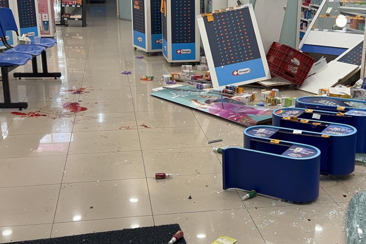 Com o impacto do veículo, a farmácia ficou destruída, com marcas de sangue no chão