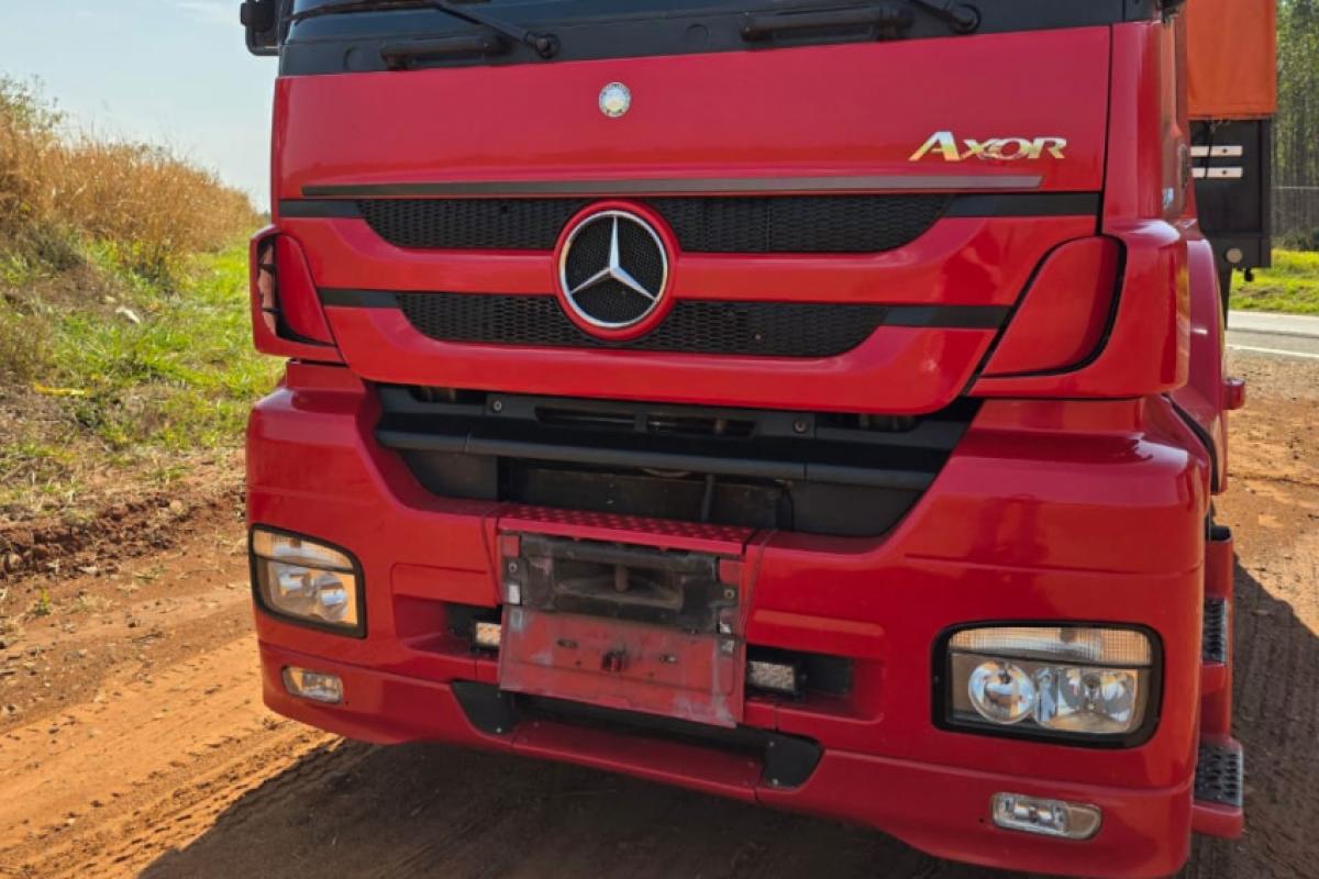Motorista confessou que trafegava com a carga de milheto acima do peso permitido e que escondeu placas para não ser multado pela balança do DER
