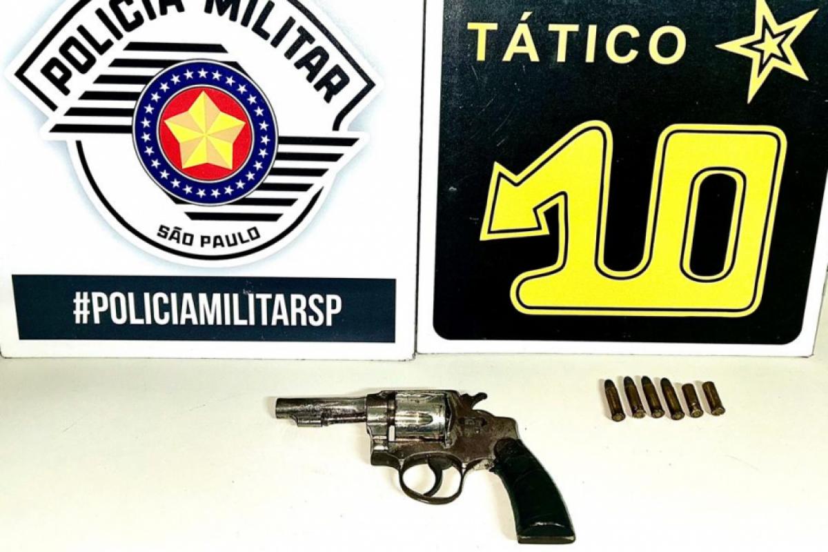 A arma de fogo foi apreendida e apresentada na delegacia.