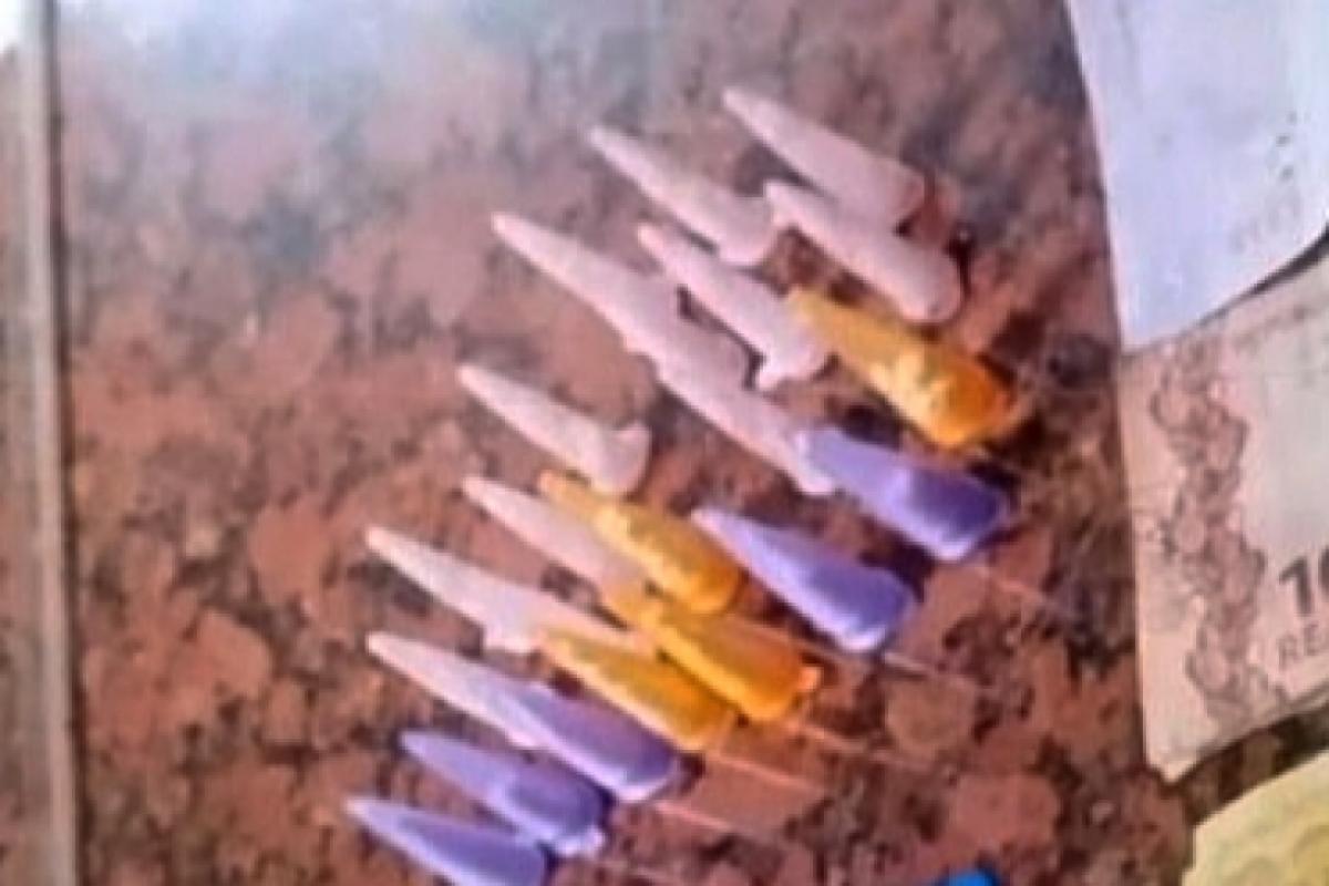 As drogas e o dinheiro foram apresentados no Distrito Policial.