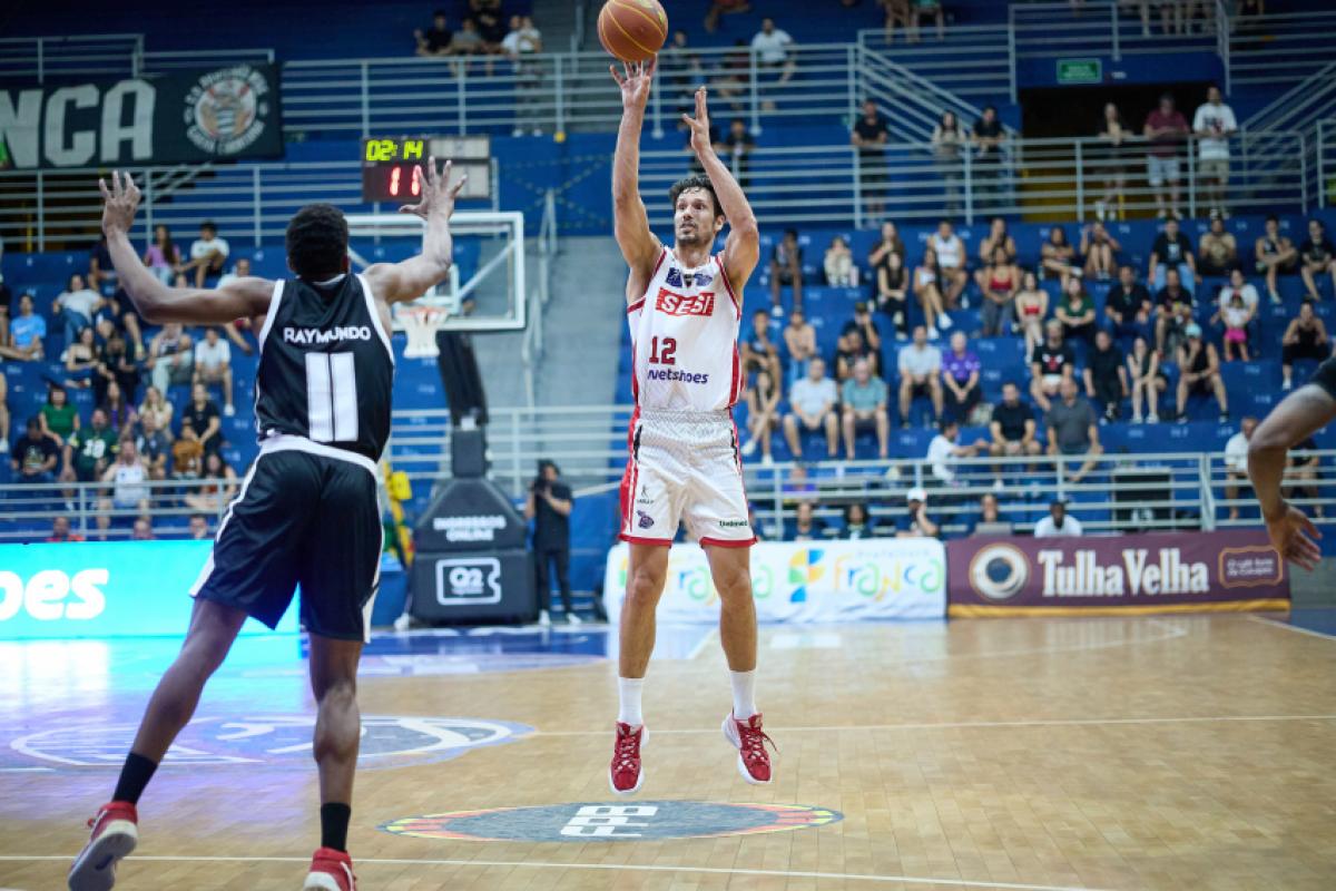 Raymundo, do Corinthians, marca Mineiro, do Franca: corintiano foi alvo de ataque racista de torcedores francanos
