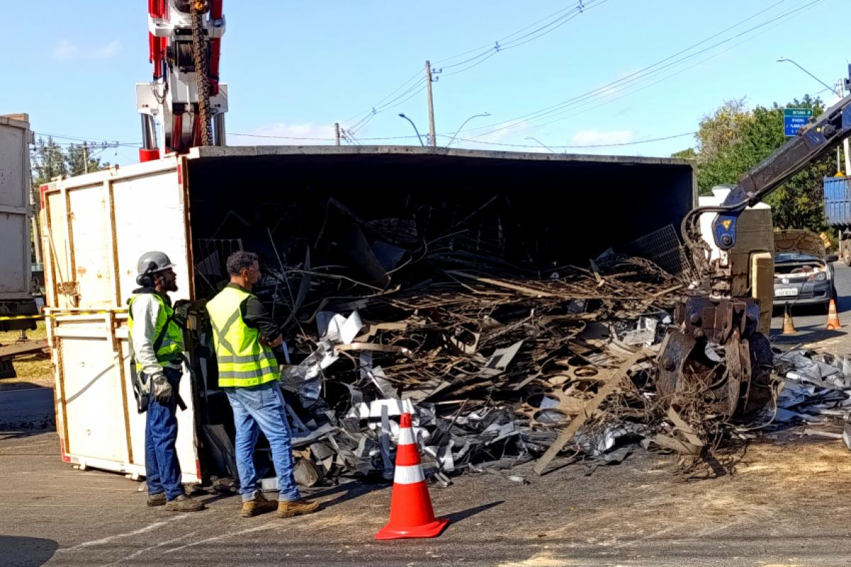 O caminhão virou e a carga ficou espalhada pela pista de rolamento, na avenida do Jaraguá.