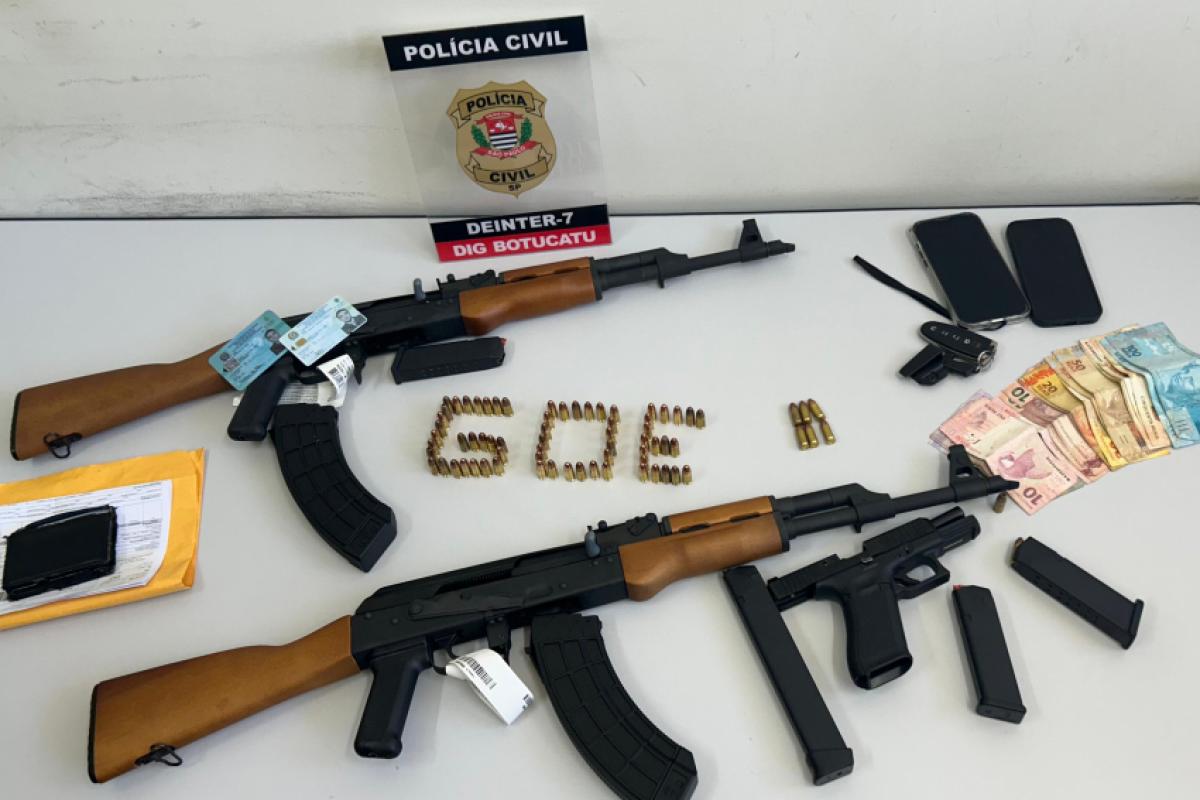 Além dos 2 fuzis, com um carregador cada, policiais civis apreenderam pistola Glock 9 milímetros com quatro carregadores e 84 munições e R$ 822,00 em dinheiro