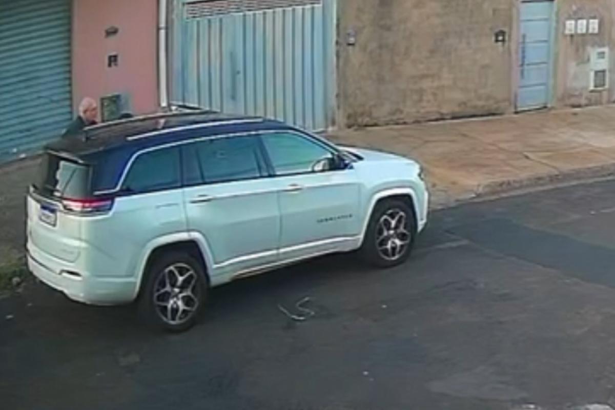 Momento em que empresário aborda e atira contra a vítima