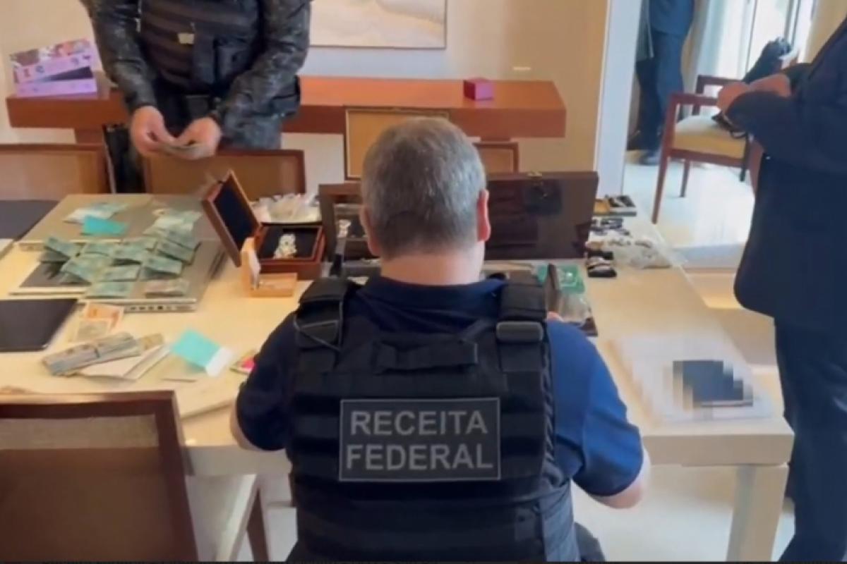 Dinheiro e documentos apreendidos durante a operação