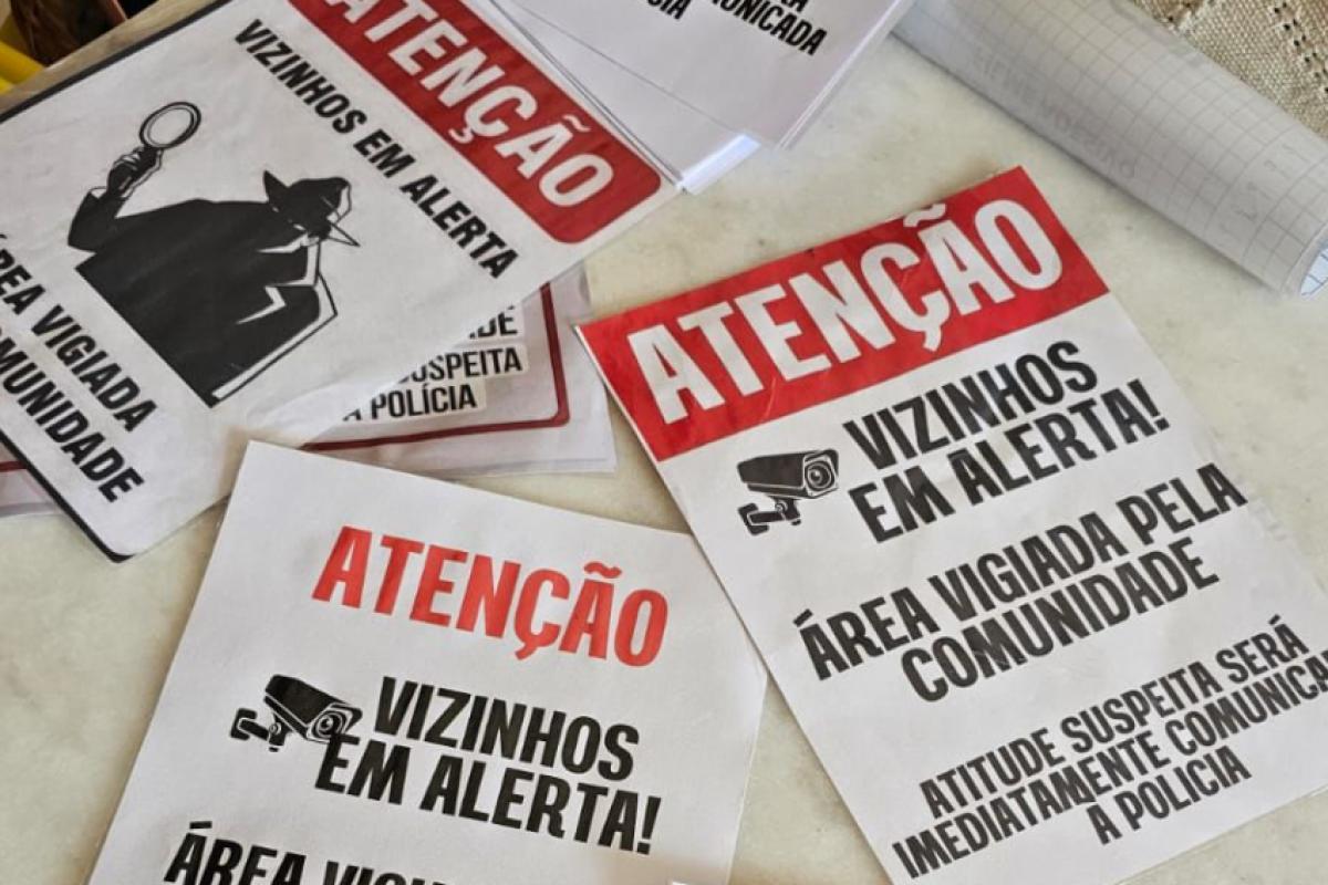 Moradores espalharam cartazes pela rua Silva Jardim e adjacências 