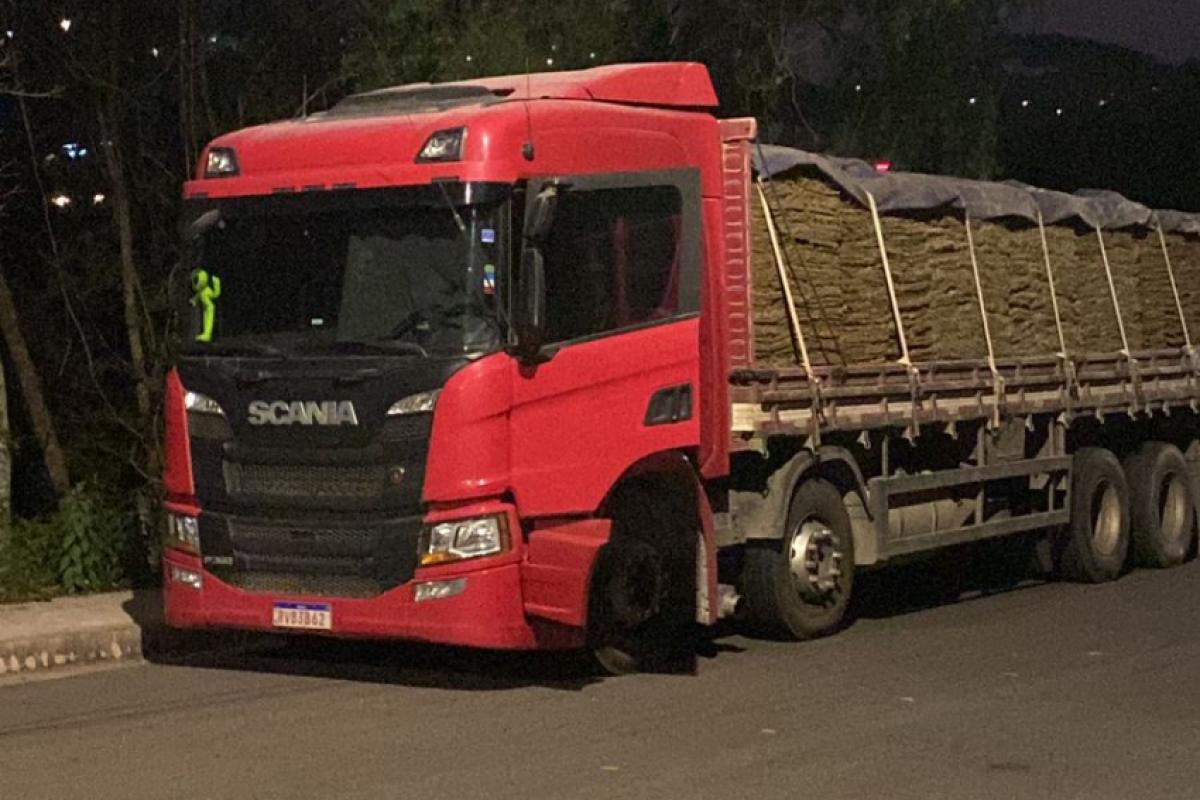 Os dois são suspeitos de integrarem uma quadrilha especializada em roubo de caminhões 