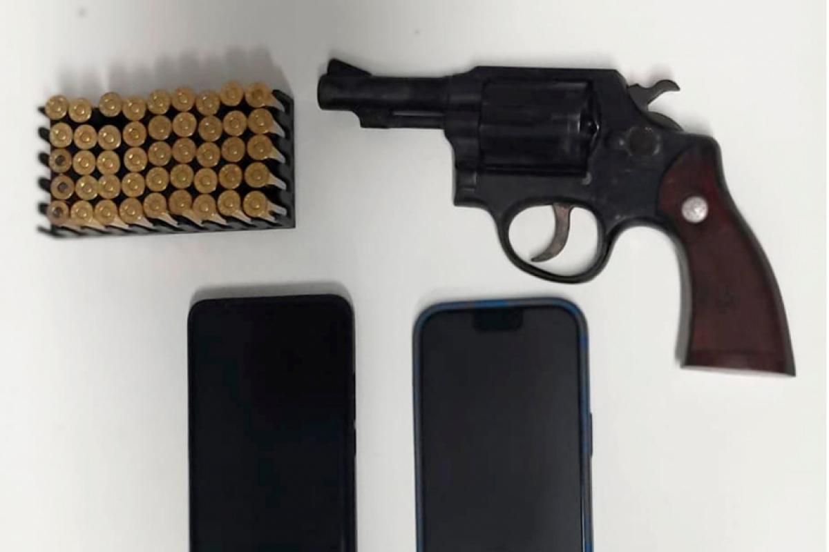 Revólver, munições e celulares apreendidos