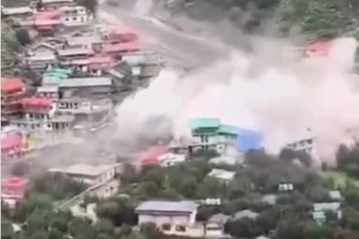 Localizada na região do Himalaia, a área foi tomada por lama, escombros e correntezas violentas