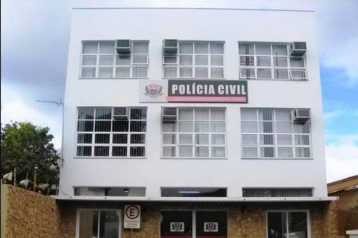 Vítima foi atingida por três disparos efetuados por um criminoso encapuzado, que fugiu em seguida. Caso é investigado pela Polícia Civil.