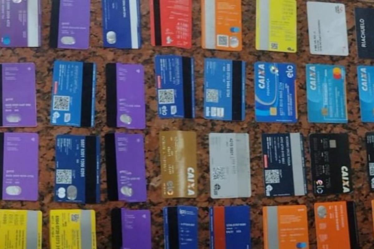 Os cartões foram apreendidos e apresentados na delegacia.