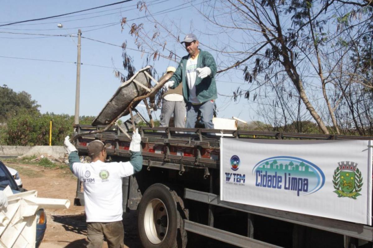 O projeto incentiva a população a participar de um grande mutirão de limpeza