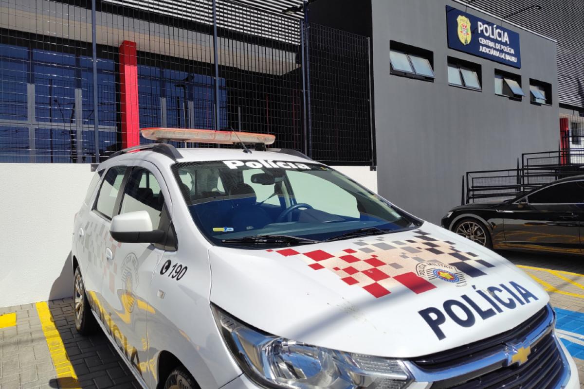 Viatura da PM no novo prédio do Plantão Policial de Bauru