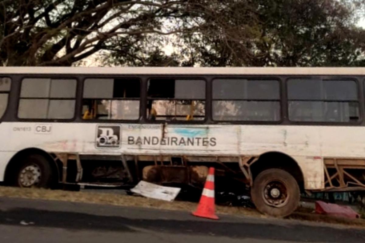 A colisão causou estragos e congestionamento na rodovia Geraldo de Barros.