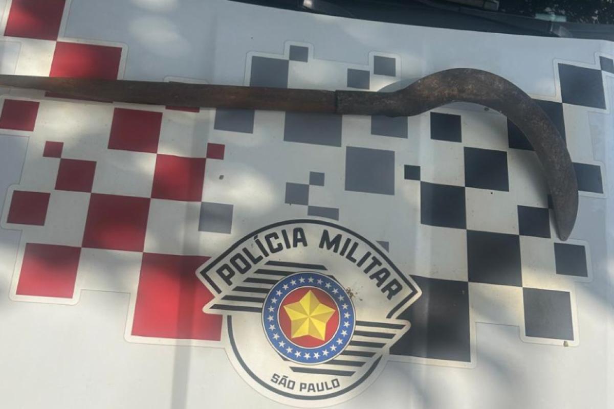 O homem foi preso e a foice apreendida pela Polícia Militar. 
