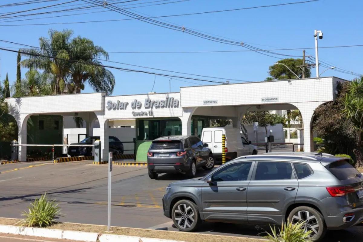 Fachada do condomínio Solar de Brasília, onde mora e cumpre prisão domiciliar o ex-presidente Jair Bolsonaro