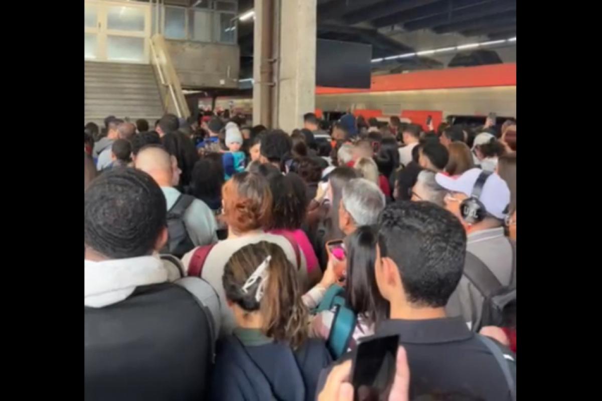 A estação Palmeiras-Barra Funda ficou completamente lotada e intransitável