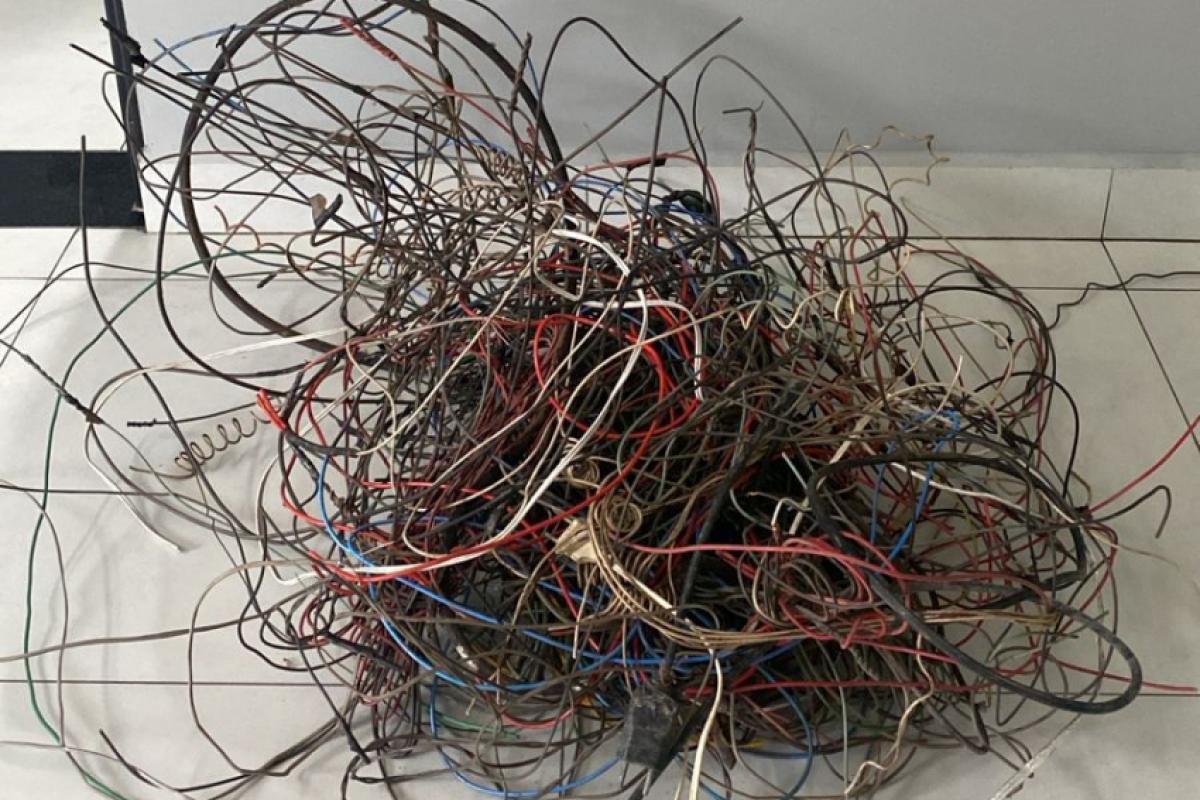 No imóvel, foram constatados danos em um ar condicionado e diversos fios no chão, já separados, que foram apreendidos